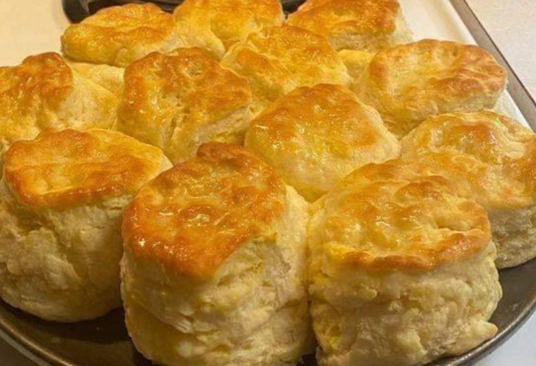 Buttermilk biscuits are a classic Southern delight that brings warmth and comfort to any meal. Whether served for breakfast with a pat of butter and jam, as a side for a hearty dinner, or even as a base for a savory dish like biscuits and gravy, these fluffy, tender biscuits are always a hit. This recipe for homemade buttermilk biscuits is simple and straightforward, ensuring you achieve the perfect biscuit every time. Let’s dive into the ingredients, instructions, and some handy cooking notes and variations to make your biscuit-baking experience delightful and successful.