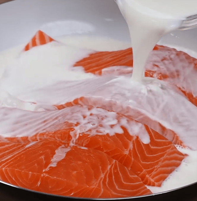 Delicious Skillet Salmon with Creamy Spinach - Easy Recipes Life
