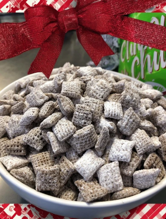 Oldfashioned Farmhouse Puppy Chow Chex Mix