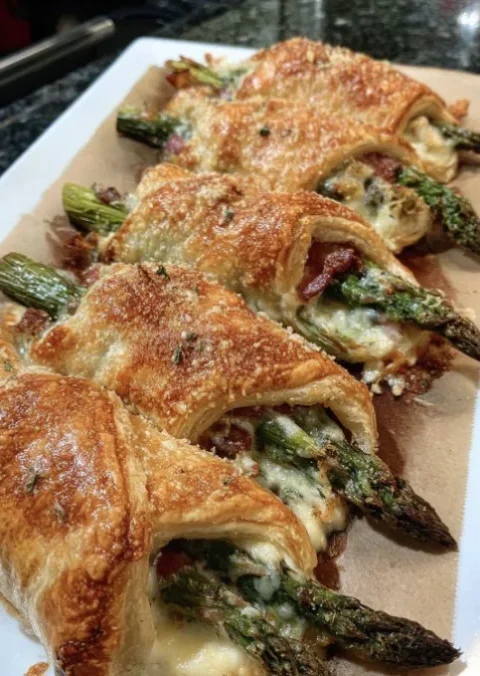 Cheesy Asparagus Puff Pastry Bundles
