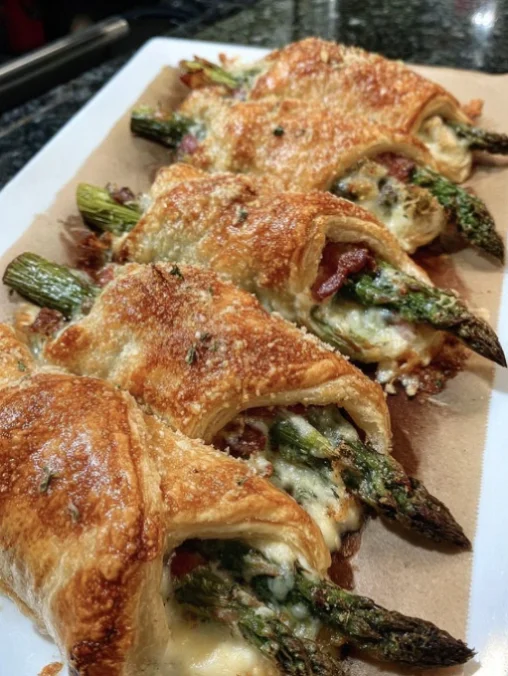 Cheesy Asparagus Puff Pastry Bundles